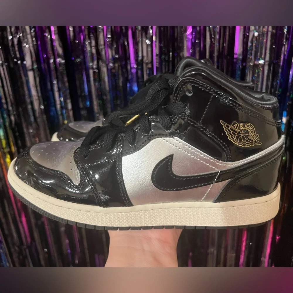Jordan 1 mid se black metallic silver Big Kids size 6 women’s 7 1/2